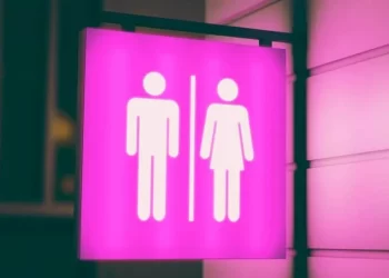 Promulgada lei que proíbe acesso de mulheres trans a banheiros femininos em São Luís