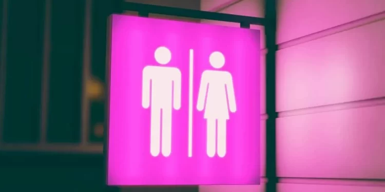 Promulgada lei que proíbe acesso de mulheres trans a banheiros femininos em São Luís
