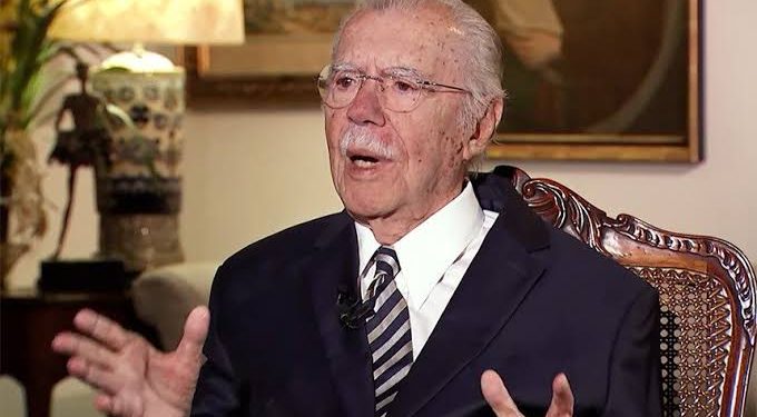José Sarney é hospitalizado com princípio de pneumonia e quadro de saúde é estável