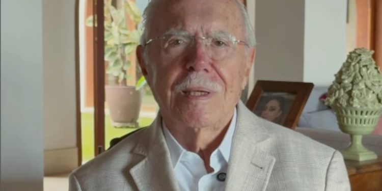 José Sarney recebe alta após internação para tratar pneumonia em São Paulo